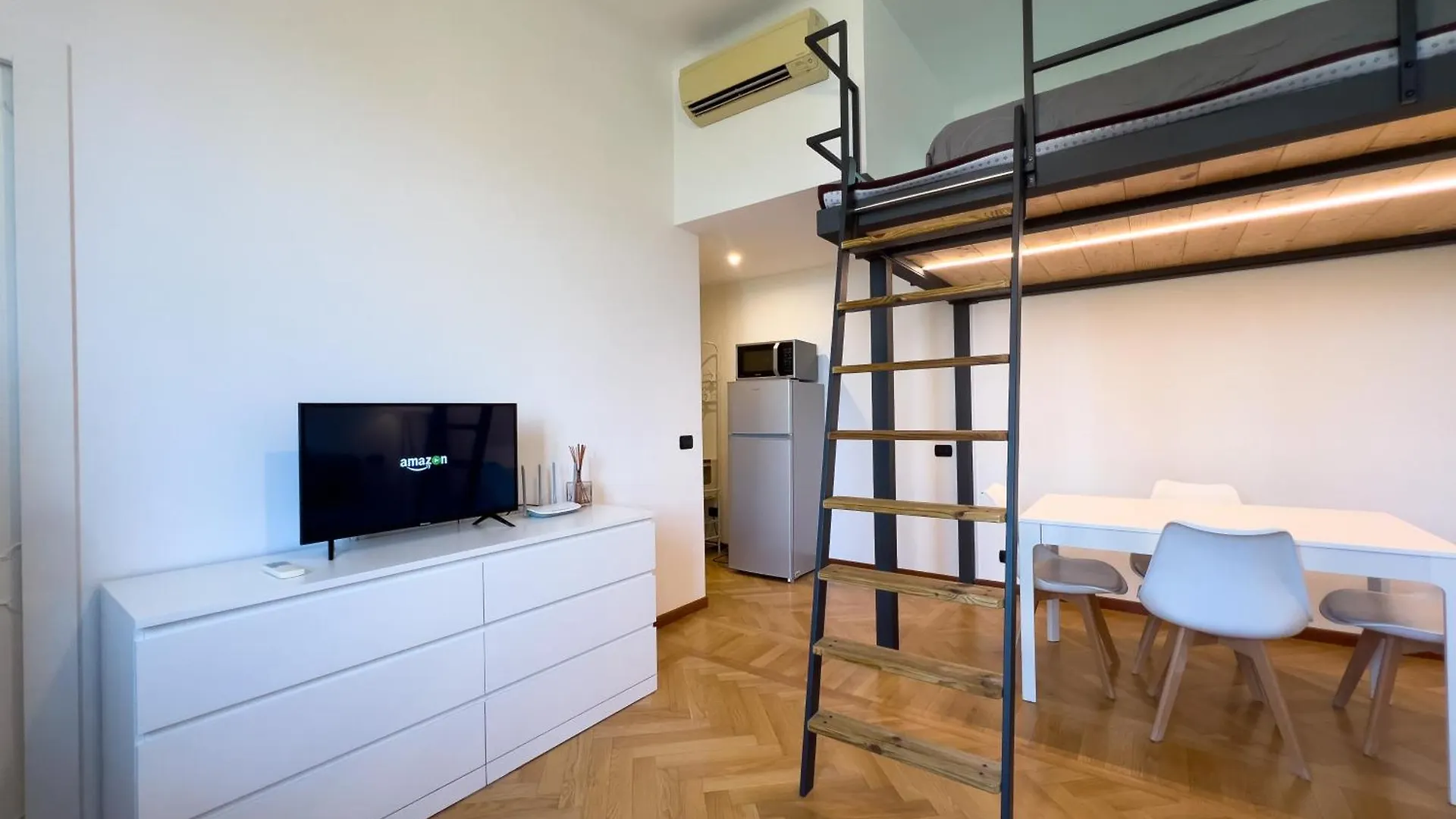 Apartment Citylife View - Modern Loft Well Connected Milan Italy